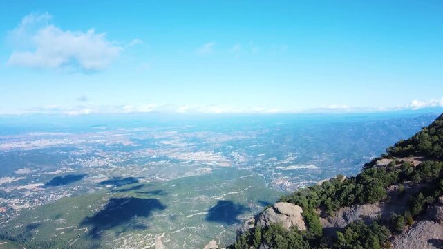 Vista a&eacute;rea de la esplanada en Montserrat con sombras de nubes
