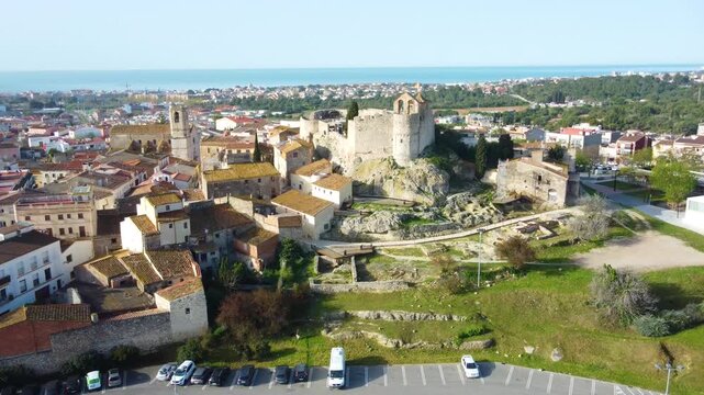 A&eacute;rea del castillo de Calafell con el mar al fondo