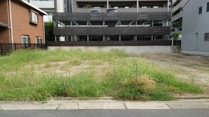 住宅街にある更地・空き地 © apoptosis