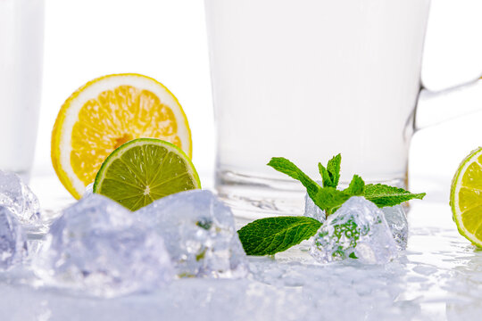 Homemade Erfrischende Zitronen Limetten Limonade mit Eis und Minze