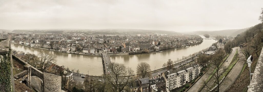 Blick von der Zitadelle auf die Stadt Namur, Hauptstadt der Region Wallonie in Belgien mit dem Fluss Meuse
