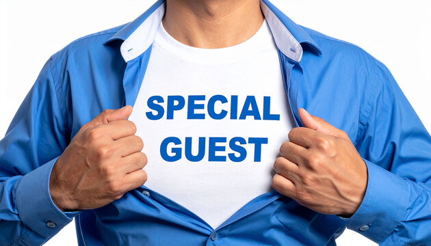 Special Guest - Ein Mann öffnet sein Hemd und zeigt sein TShirt