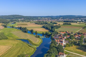 Naklejka premium Luftbild von Nabburg-Perschen an der Naab im Naturpark Oberpfälzer Wald im Sommer