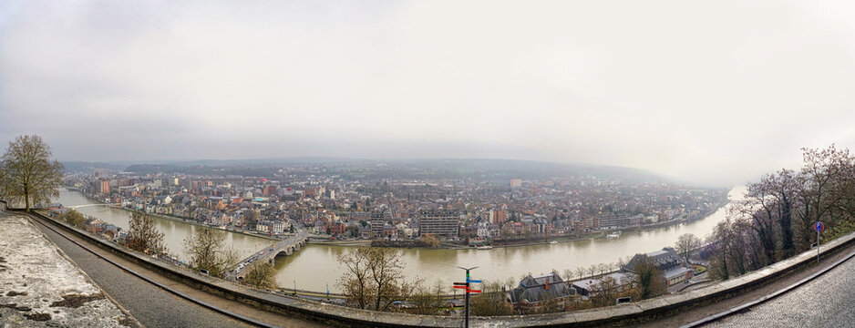 Panoramablick von der Zitadelle hoch &uuml;ber der Stadt auf Namur, Hauptstadt der Region Wallonie in Belgien mit dem Fluss Meuse