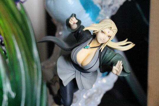 Tsunade figurine from naruto, manga