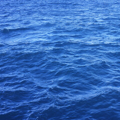 Obraz premium Blue ocean water surface texture with gentle waves