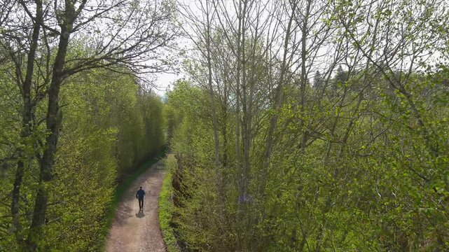 randonneur en promenade dans un foret du Vercors vue a&eacute;rienne