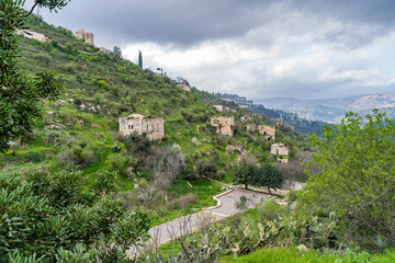 Obraz premium Abandoned village of Lifta near Jerusalem in early spring, old stone houses on a green mountain slope.Israel.