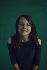 Obraz premium Portrait of smiling young woman looking at camera