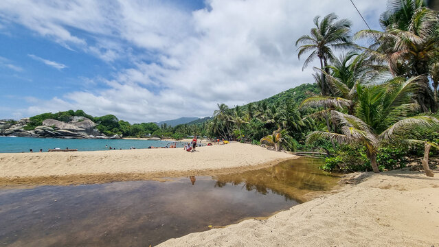 Praia com rio no Caribe