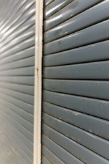 工業的な金属シャッターのラインパターン