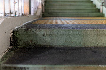 Obraz premium 夜の都市インフラにある古い階段