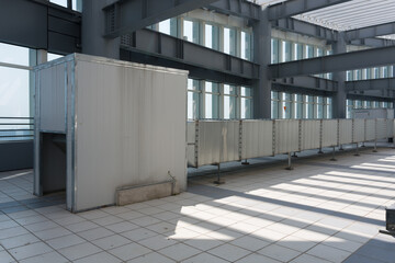 Obraz premium Metal partitions and steel structural facilities inside an industrial factory building