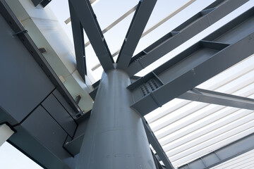 Obraz premium Steel structural column with intersecting truss bracing system in modern industrial architecture