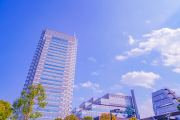 青空と高層ビル © kanzilyou