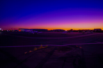 夕景のエプロンと小型機列 © kanzilyou