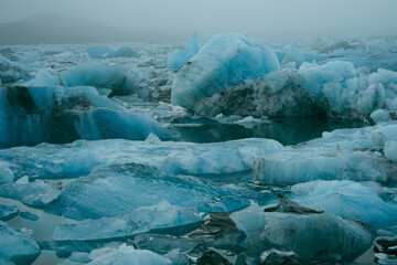 霧に浮かぶ氷山（アイスランド） © kanzilyou