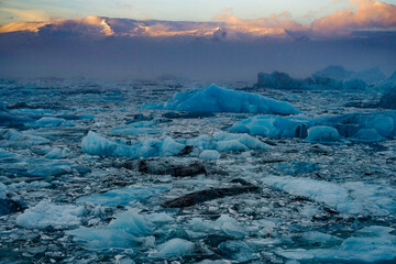 氷原と遠景の山（アイスランド） © kanzilyou