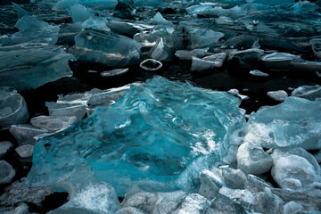 青い氷塊のクローズアップ © kanzilyou
