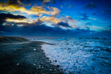 氷河の氷浜と夕焼け © kanzilyou