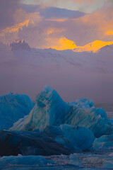 青い氷山と黄金の山 © kanzilyou