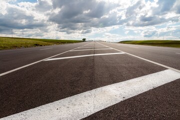 Obraz premium Empty Highway Vanishing Point with Dramatic Sky