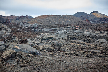 Erstarrtes Lavafeld mit vulkanischen Hügeln © Olgierd Kajak