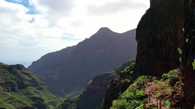 Spektakul&auml;rer Wanderweg an der Feswand des Barranco de Guarimiar auf La Gomera