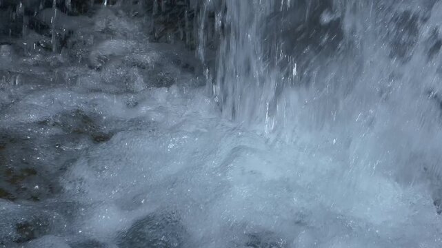 清流の流れ落ちる水スローモーション2