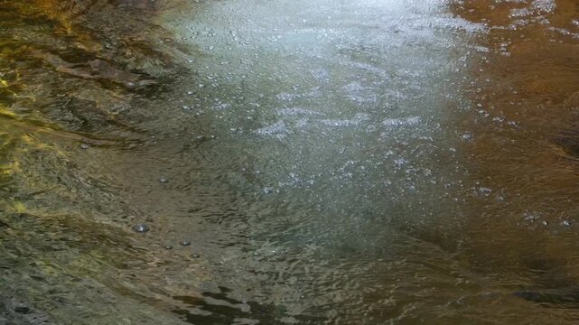 清流の流れ落ちる水で水面が揺らぐスローモーション4
