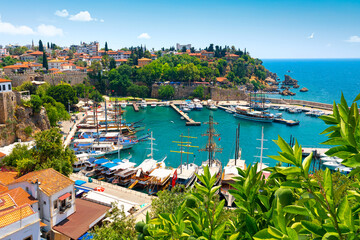 Naklejka premium Panoramic view of the harbor of Alanya on a beautiful summer day. Alanya, Turkey 
