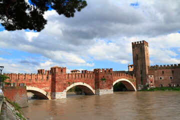 Obraz premium Historic verona Castel Vecchio Bridge over river in sunlight