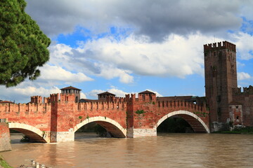 Fototapeta premium Historic verona Castel Vecchio Bridge over river in sunlight