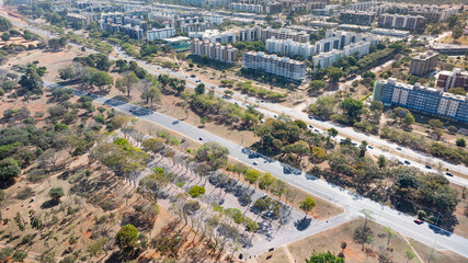 Obraz premium Aerial view of the upper-middle-class Sudoeste neighborhood, showing Block 101SW and the main avenue separating it from City Park. Brasília, 2023 