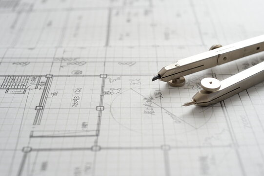 一級建築士の設計製図でコンパスを使う手元の接写画像　Using a compass in drafting by hand