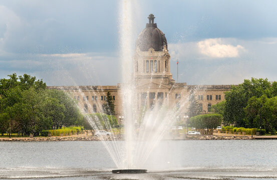 Canada, Saskatchewan, Regina.  The provincial legislature buildings behind spraying water fountain.  The Beaux-Arts style Saskatchewan Legislative Building was built between 1908 and 1912.