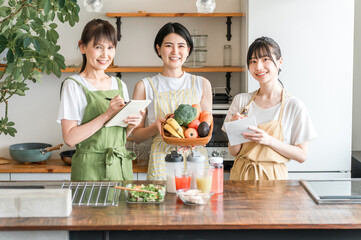 Cooking classes, cooking schools, cooking classes, moms with vegetables, women (in the kitchen)