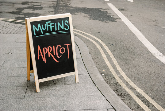 Simbol rambu lalu lintas satu arah dan peringatan bahaya terpasang pada pos di pinggir jalan dengan latar langit untuk memberikan pesan keamanan bisnis bagi pengendara yang melintas