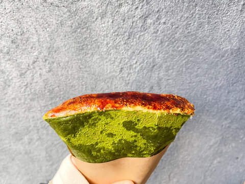 和菓子の抹茶クレープ。こんがり炙ったクリームを乗せて。