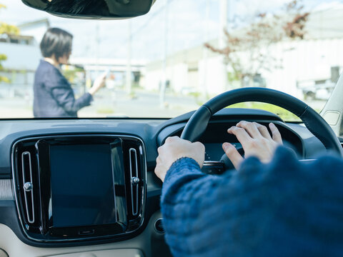横断する女性にクラクションを鳴らすドライバー