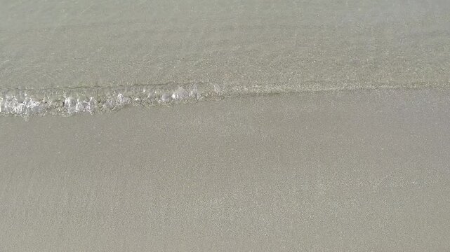 砂浜に打ち寄せる波