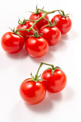 カラフルなミニトマトと大玉トマトの盛り合わせ 水滴つき 新鮮な赤・黄・オレンジの完熟トマト素材