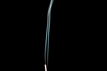 黒背景に白い煙のアート 渦巻く煙のテクスチャー 合成・オーバーレイ素材 線香・キャンドルの煙