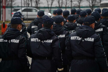 The soldiers of the National Guard are marching in the same formation. Rainy weather.