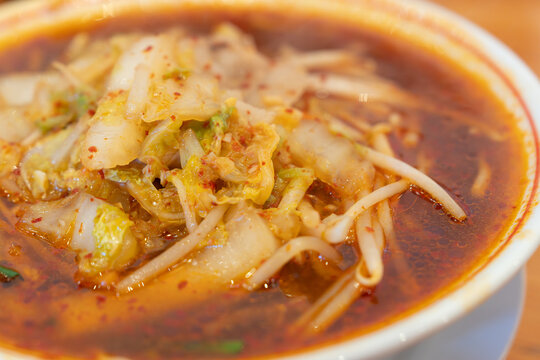 辛そうだけど美味しいラーメンを食べる