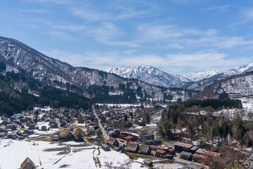雪景色と合掌造り集落が広がる白川郷の全景（岐阜県） © Ziyuan