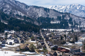 雪景色と合掌造り集落が広がる白川郷の全景（岐阜県） © Ziyuan