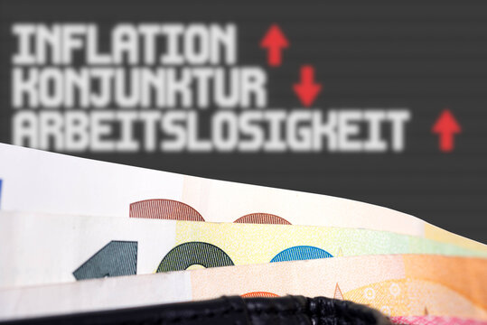 Euro Geldscheine und eine Tafel, die schlechte Aussichten f&uuml;r die deutsche Wirtschaft symbolisiert