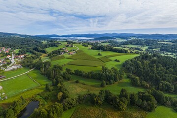 Obraz premium Die Gemeinde Gotteszell im Kreis Regen in Niederbayern aus der Vogelperspektive