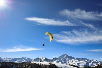 Un vol de parapente au dessus des Pyrénées